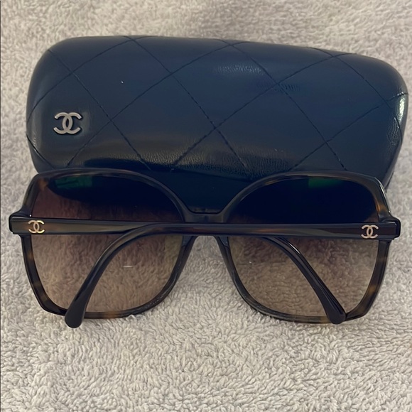 CHANEL Women\'s Tortoise  Sunglasses main image 4